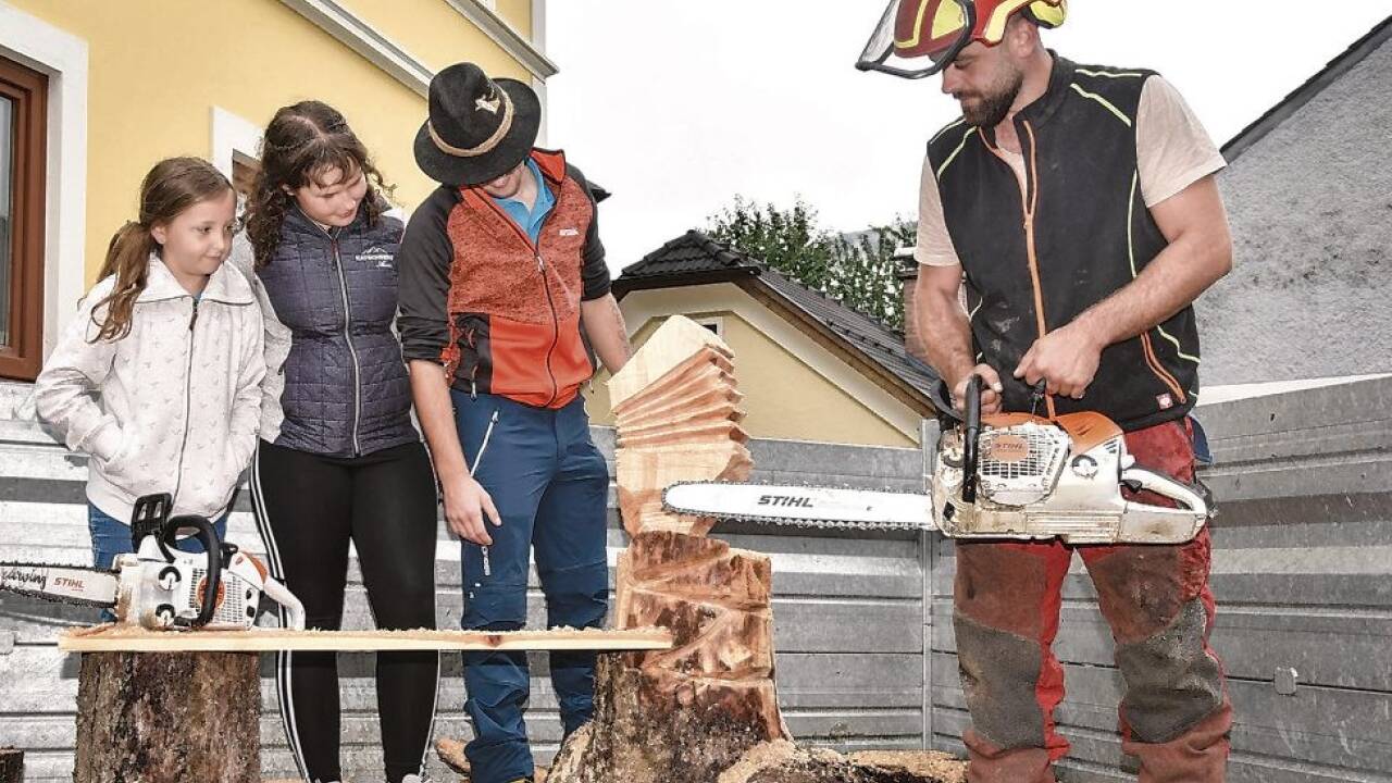 Holzkünstler Sepp Kerschhaggl schnitzte mit einer Motorsäge live vor Ort eine Harmonika aus Holz.  
