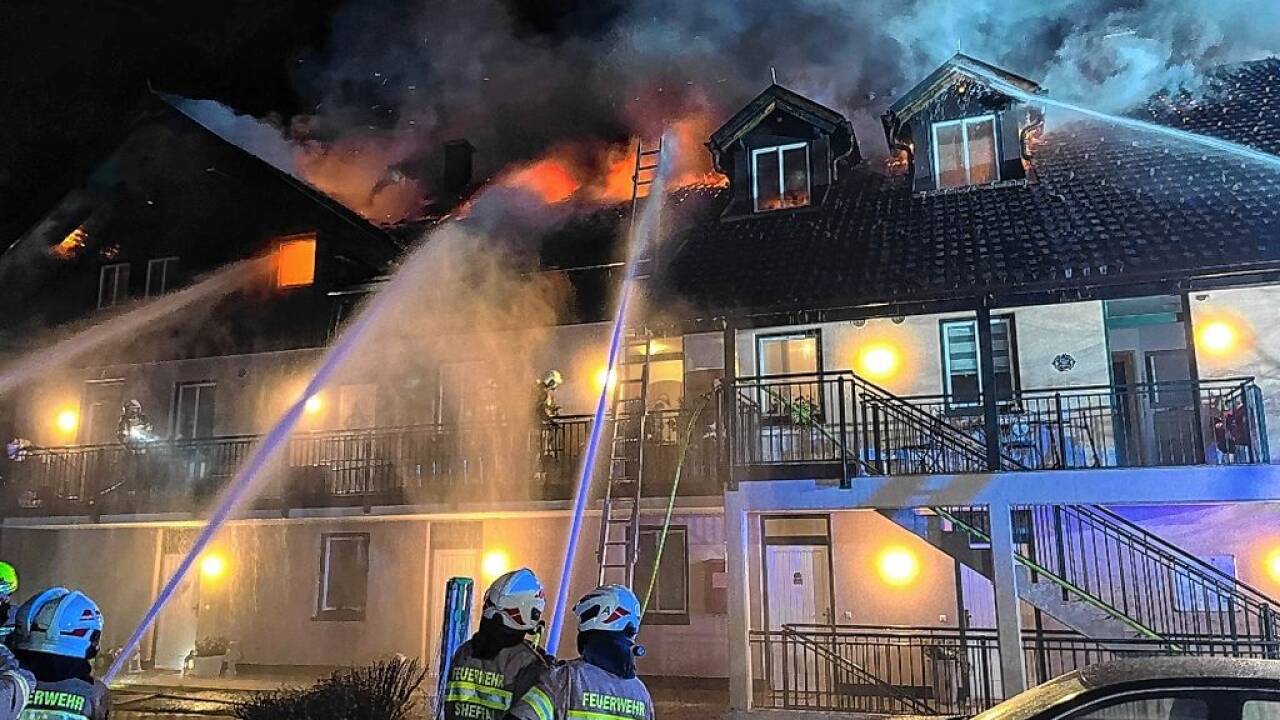 Bis 8 Uhr Früh bekämpfte die Feuerwehr das Inferno. 