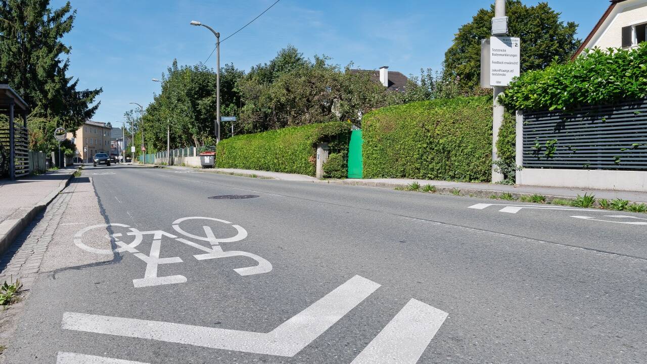 Welche Bodenmarkierungen bringen den meisten Schutz für Radfahrerinnen und Radfahrer? Stadt und Land Salzburg suchen die beste Lösung.  