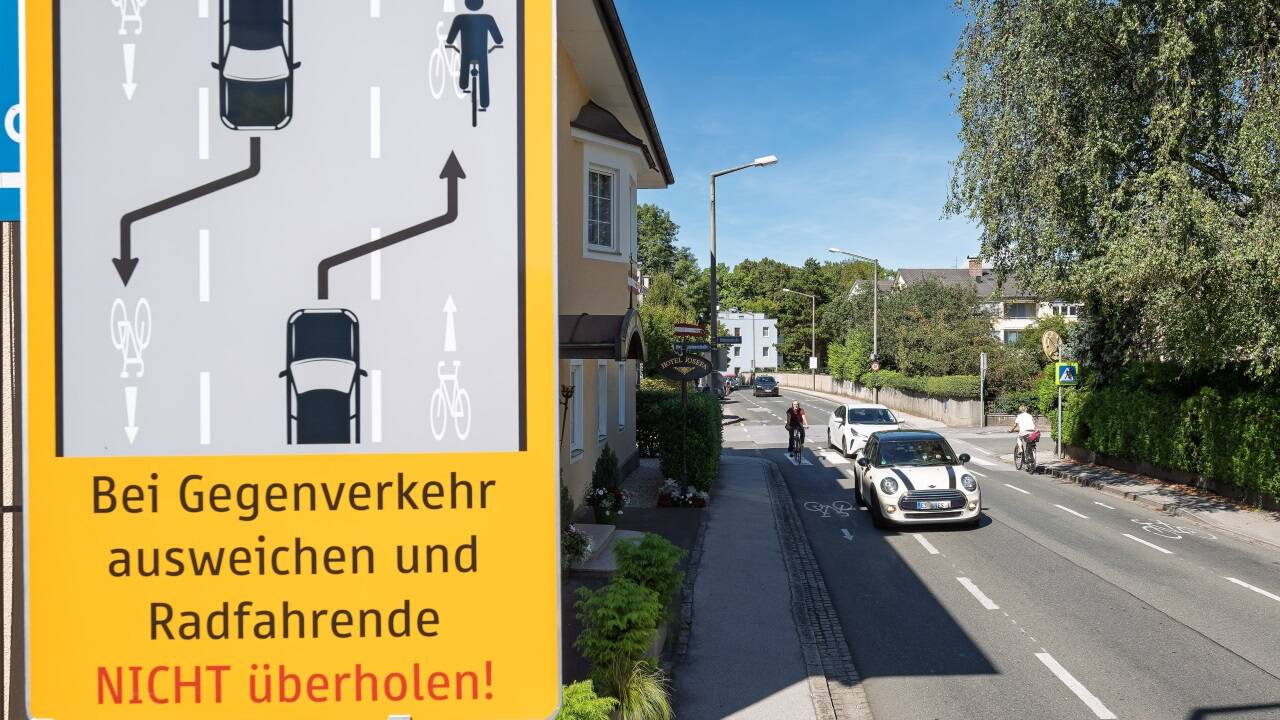 Wann darf ich überholen – und wann nicht. Die Hinweisschilder geben Auskunft.  