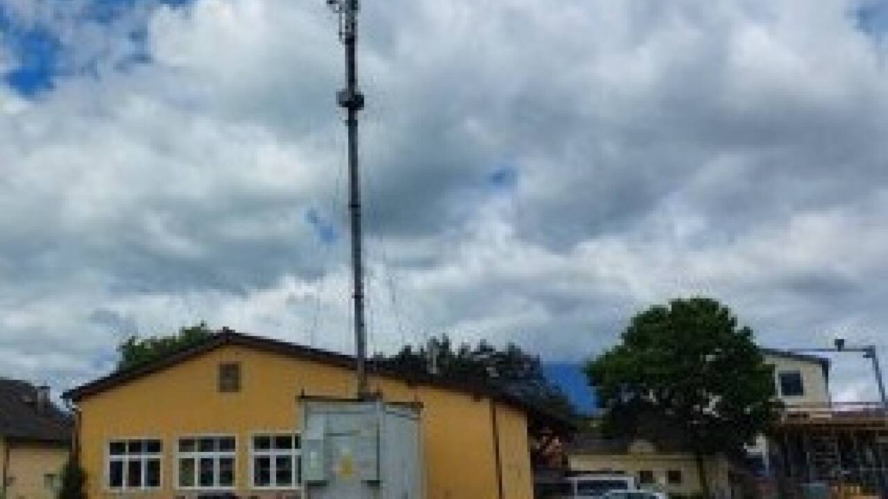 Derzeit sendet A1 aus einem Container in der Nähe der Volks- und Mittelschule. Bis ein dauerhafter Standort gefunden ist, soll dieser auch dort bleiben. 