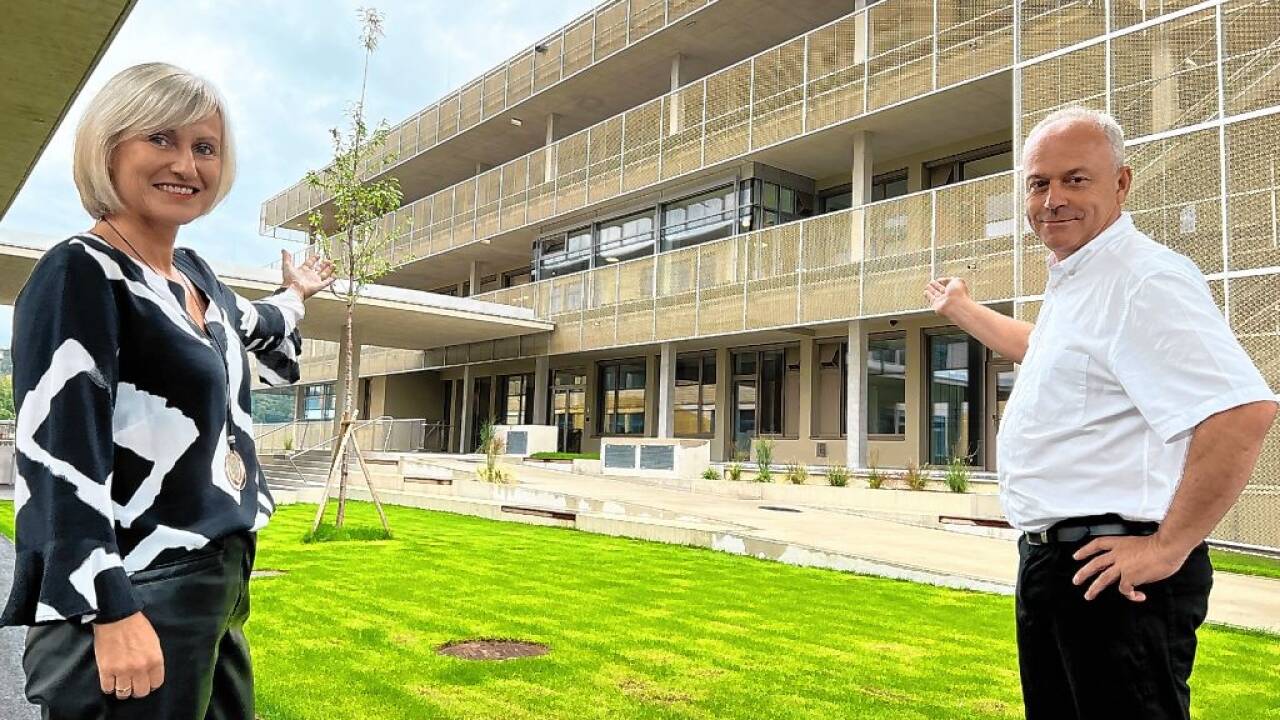 Im Zuge des Umbaus entstand anstelle der Straße zwischen Volks- und Mittelschule ein Pausenraum im Freien entstanden (im Bild Direktorin Julia Wenger und Bgm. Wolfgang Auer).  Bilder: SW/Petry  