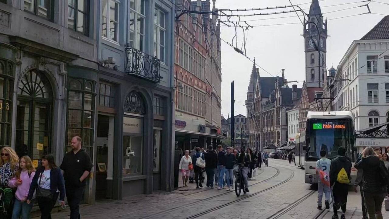 In Gents Altstadt haben Fußgänger, Radfahrer und öffentliche Verkehrsmittel Vorrang. Autos gelangen nur noch über Umwege ins Zentrum. In Gents Altstadt haben Fußgänger, Radfahrer und öffentliche Verkehrsmittel Vorrang. Autos gelangen nur noch über Umwege ins Zentrum.