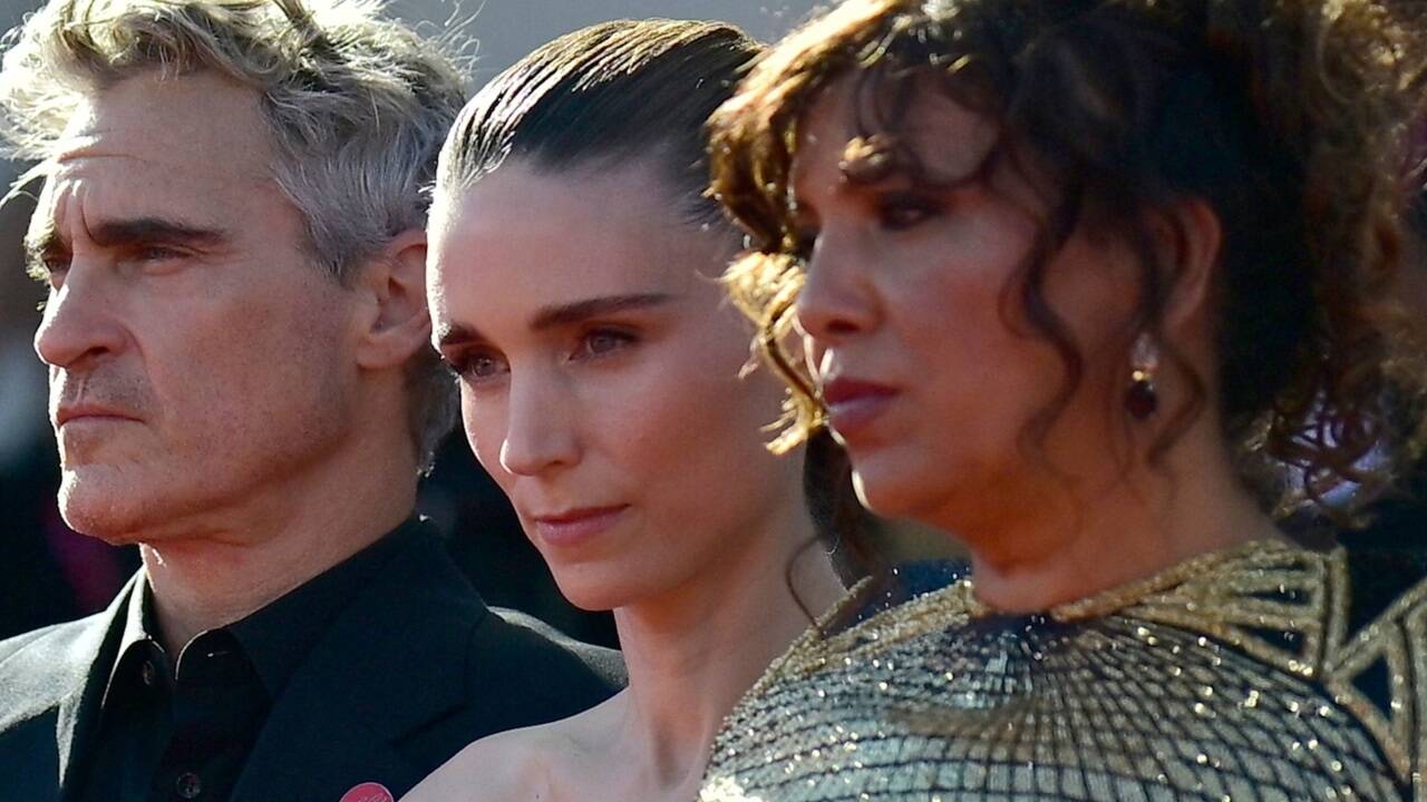 Sie gilt als hohe Favoritin: Regisseurin Kaouther Ben Hania (r.), im Bild mit Rooney Mara und Joaquin Phoenix, die „The Voice of Hind Rajab“ mitproduziert haben. 