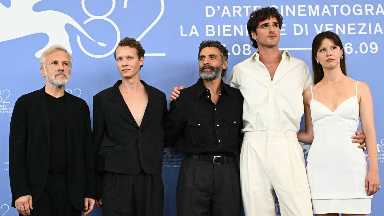 Die österreichischen Schauspieler Christoph Waltz und Felix Kammerer mit Oscar Isaac, Jacob Elordi und Mia Goth bei der Präsentation von „Frankenstein“. 