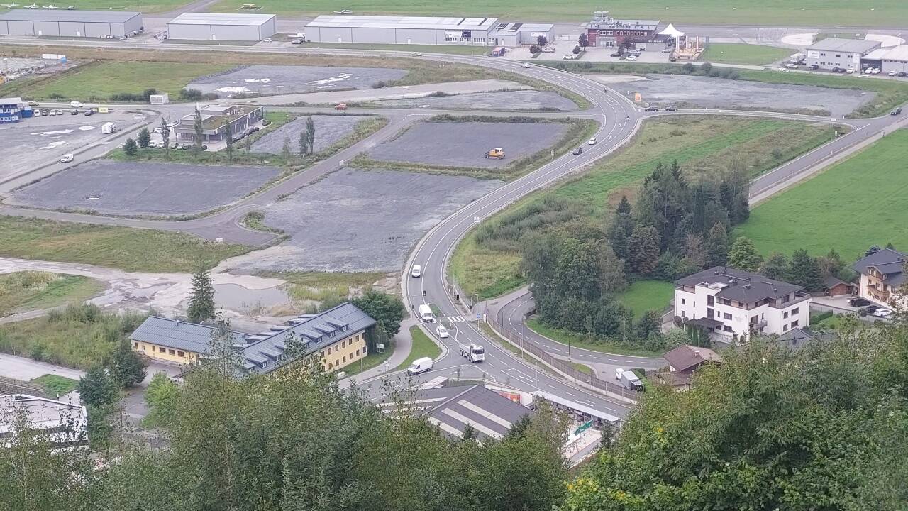 Die neue Zeller Umfahrung. Im Bereich des Flugplatzes benutzen sie täglich im Schnitt 7700 Fahrzeuge, zwischen dem Flugplatz und der Anbindung an die B168 im Westen noch deutlich mehr. Die neue Zeller Umfahrung. Im Bereich des Flugplatzes benutzen sie täglich im Schnitt 7700 Fahrzeuge, zwischen dem Flugplatz und der Anbindung an die B168 im Westen noch deutlich mehr.
