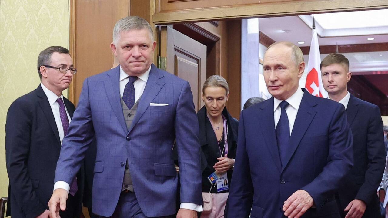 Der Premierminister der Slowakei Robert Fico an der Seite von Russlands Präsident Wladimir Putin am Rande der Militärparade in Peking. Der Premierminister der Slowakei Robert Fico an der Seite von Russlands Präsident Wladimir Putin am Rande der Militärparade in Peking.