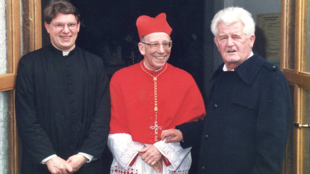 Pfarrer Winfried Weihrauch (li.) 1995 mit dem damaligen Erzbischof Georg Eder und seinem Vorgänger Pfarrer Franz Möschl. 