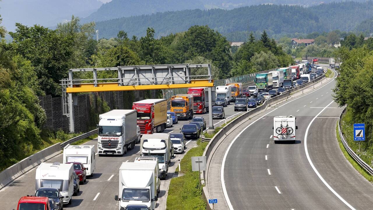 Stau-auf-der-A10-Richtung-Salzburg-nach-einem-Unfall