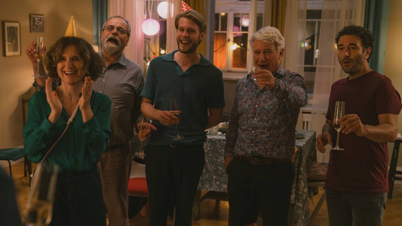 „Überraschung!“: Zu seinem 40. Geburtstag ist die ganze Familie angerückt. Schwiegermutter Gilla (Victoria Trauttmansdorff, 2.v.l.), Schwiegervater Bernhard (Matthias Brenner, 3.v.l.), Bruder Karsten (Richard Kreutz, 3.v.r.), Vater Helmut (Jörg Schüttauf, 2.v.r.) und Schwager Hannes (Mohamed Achour, r.) lassen ihn hochleben. 