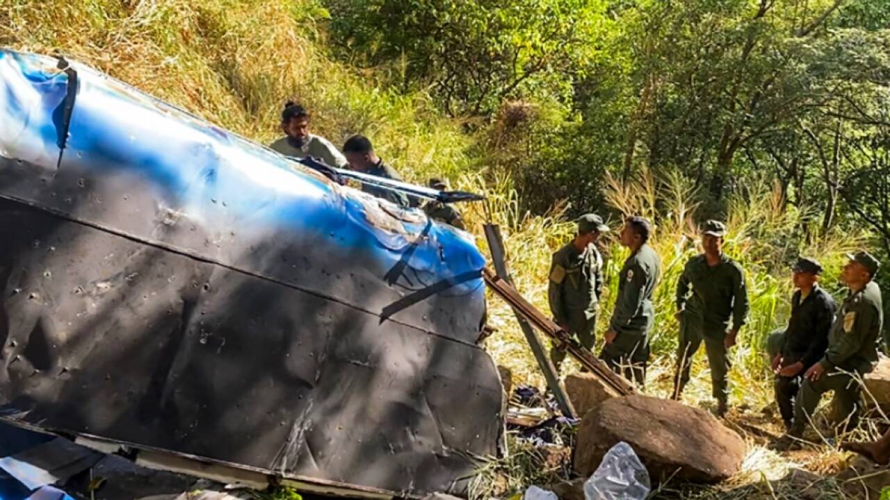 Der Bus stürzte in eine Schlucht Der Bus stürzte in eine Schlucht