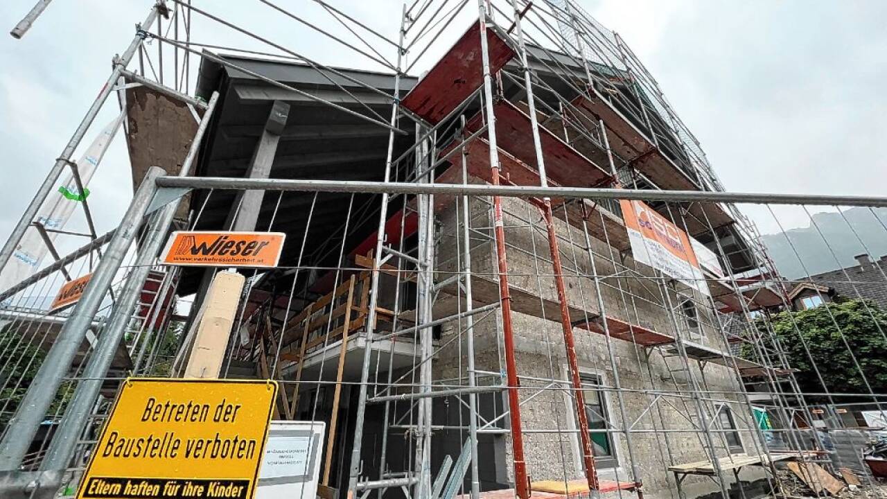 Der Wiederaufbau läuft auf Hochtouren: Noch dominieren Bauzäune und Gerüste das Grundstück., aber in gut drei Monaten soll das fertige Haus bereits wieder übergeben werden.  