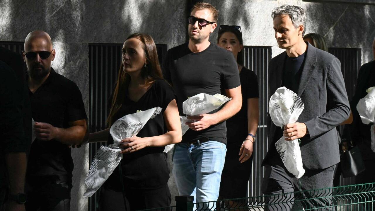 Viele Menschen am Sarg von Modeschöpfer Giorgio Armani 