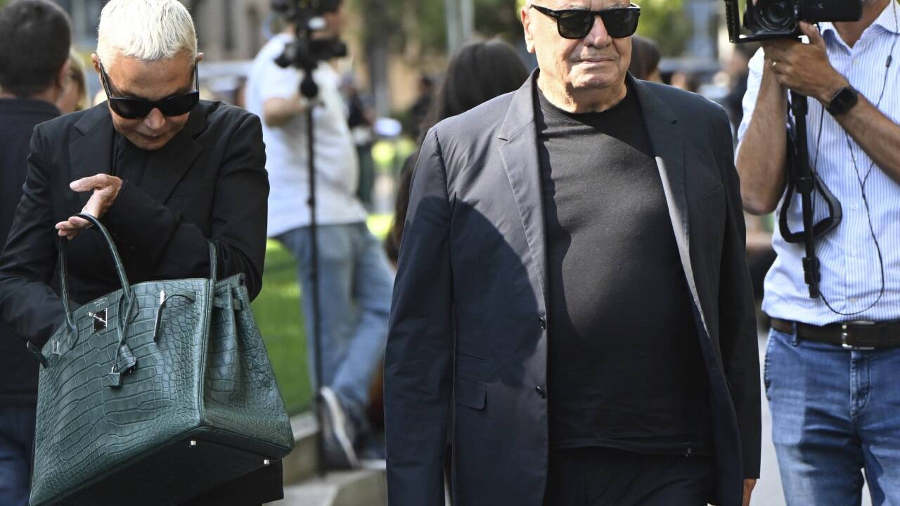 Viele Menschen am Sarg von Modeschöpfer Giorgio Armani 