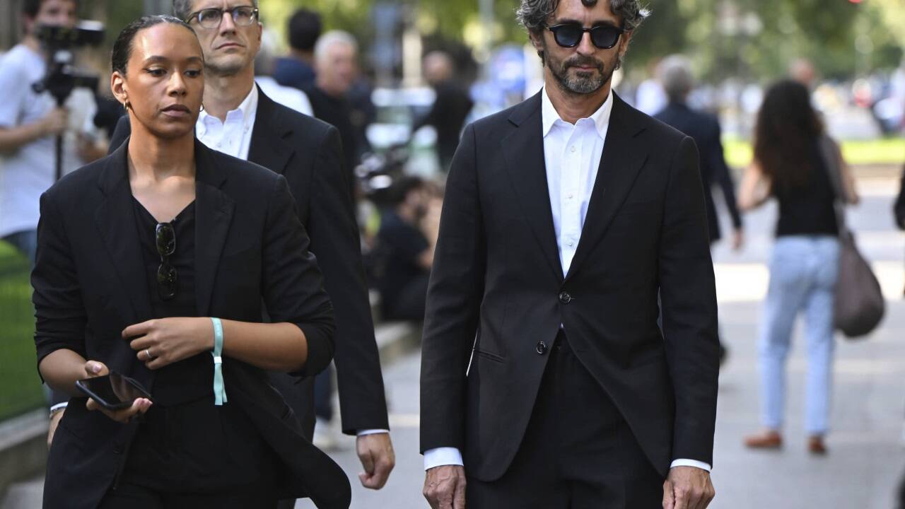 Viele Menschen am Sarg von Modeschöpfer Giorgio Armani 