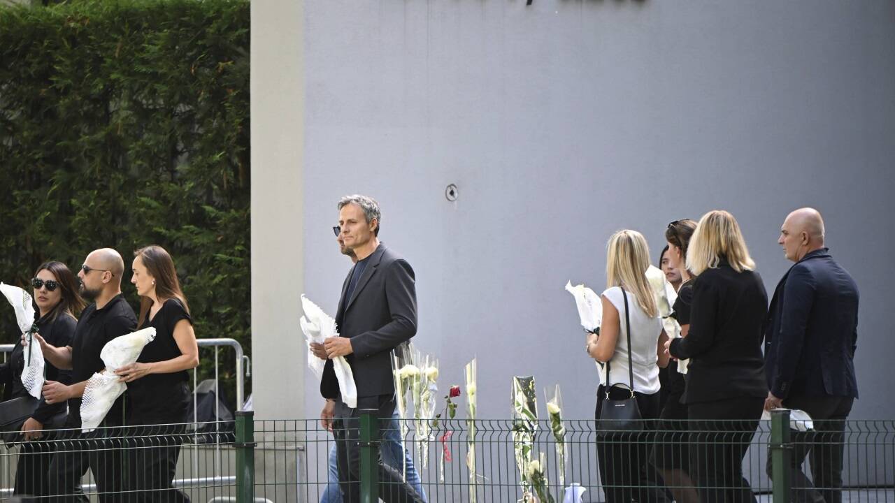 Viele Menschen am Sarg von Modeschöpfer Giorgio Armani 