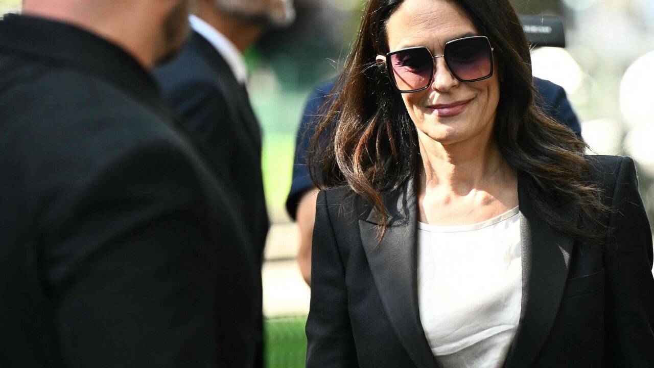 Viele Menschen am Sarg von Modeschöpfer Giorgio Armani 