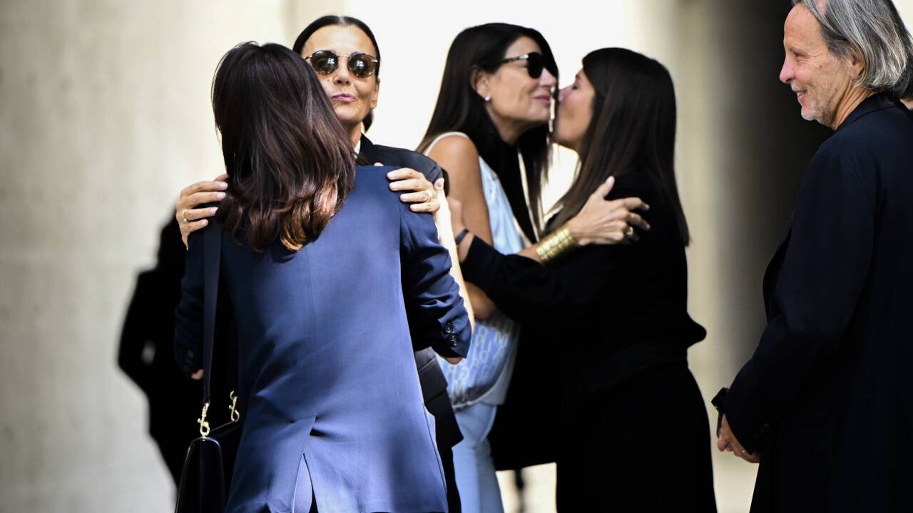 Viele Menschen am Sarg von Modeschöpfer Giorgio Armani 