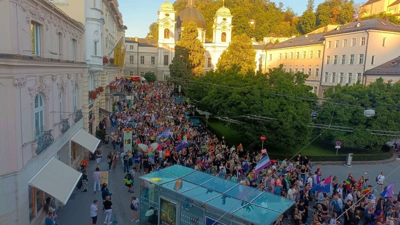 Pride-Parade-Demonstrationszug-f-r-ein-buntes-und-tolerantes-Salzburg