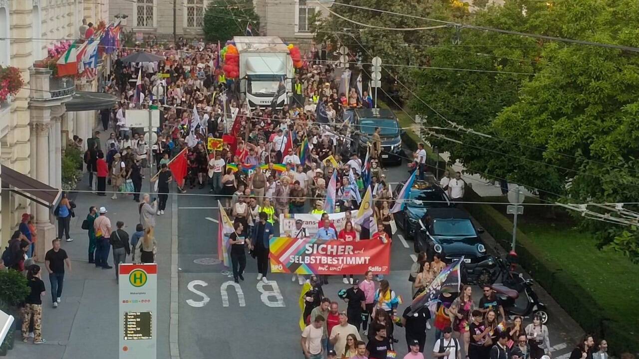 Pride-Parade durch die Salzburger Innenstadt. 