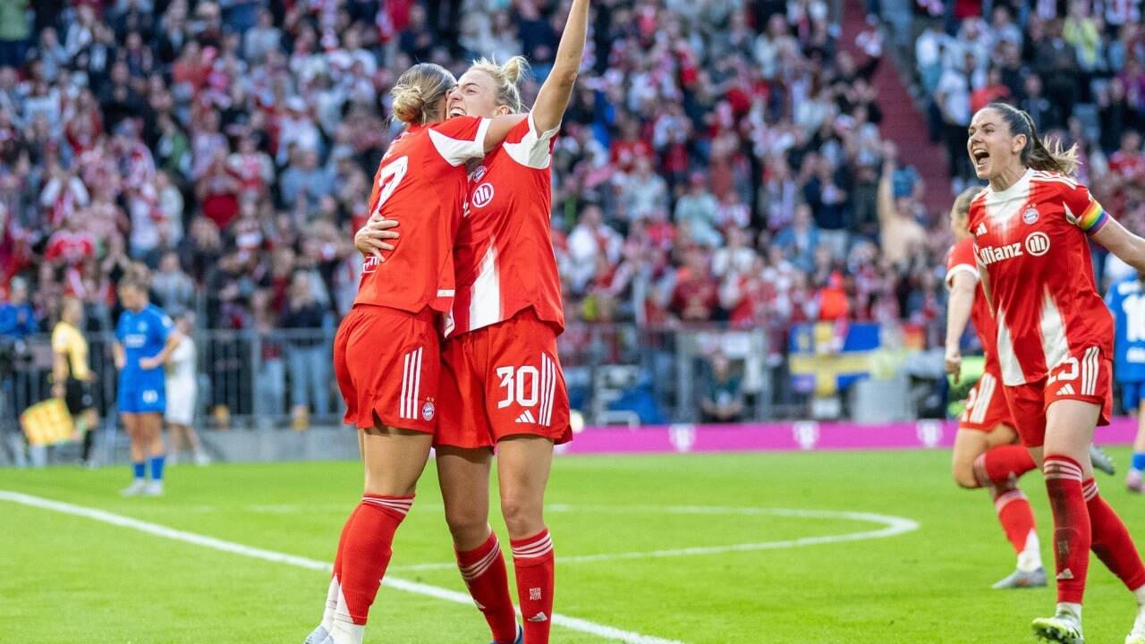 Sarah Zadrazil (rechts) konnte mit dem FC Bayern vor Rekordkulisse.  