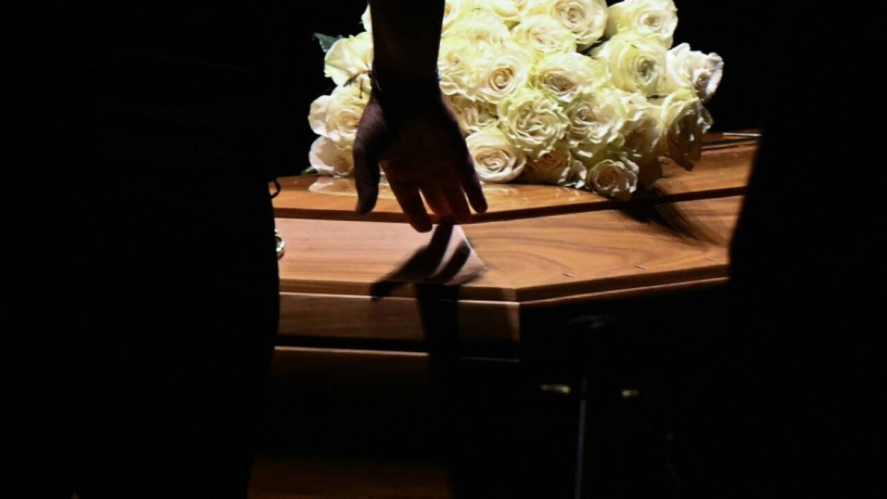 Viele Menschen am Sarg von Modeschöpfer Giorgio Armani 