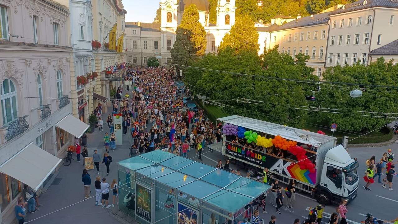 Pride-Parade durch die Salzburger Innenstadt. 