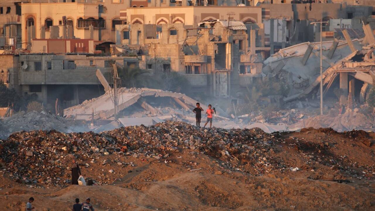 Kinder laufen über Berge von Müll und Schutt in einem Flüchtlingscamp im Zentrum des Gazastreifens. 90 Prozent der Menschen sind innerhalb des Gazastreifens vertrieben worden. 