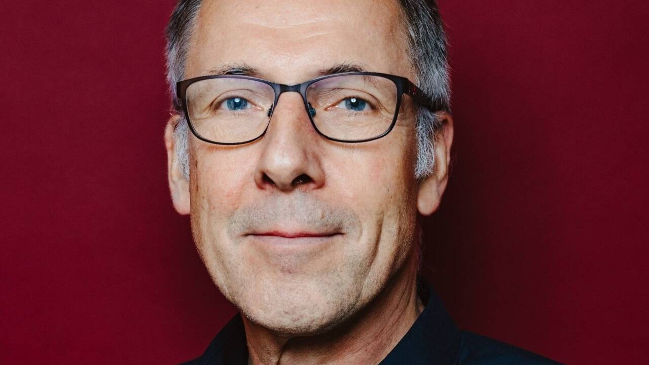 Niko Paech ist Nachhaltigkeitsforscher, Professor an der Uni Siegen (D) und laut eigenen Angeben stark an den Ideen Leopold Kohrs („small is beautiful“) orientiert.  