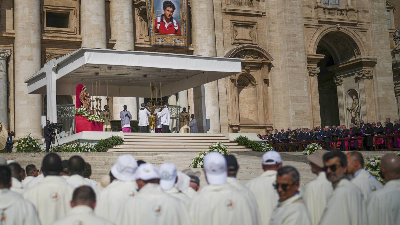 Tausende Pilgerinnen und Pilger kamen zur Messe für Carlo Acutis und Pier Giorgio Frassati zum Petersplatz in Rom. 