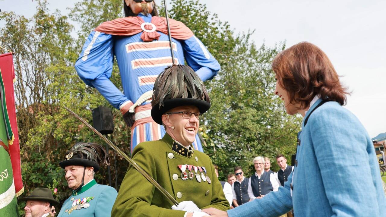 Sogar-der-Samson-gratulierte-den-Historische-Prangersch-tzen-in-Bad-Vigaun