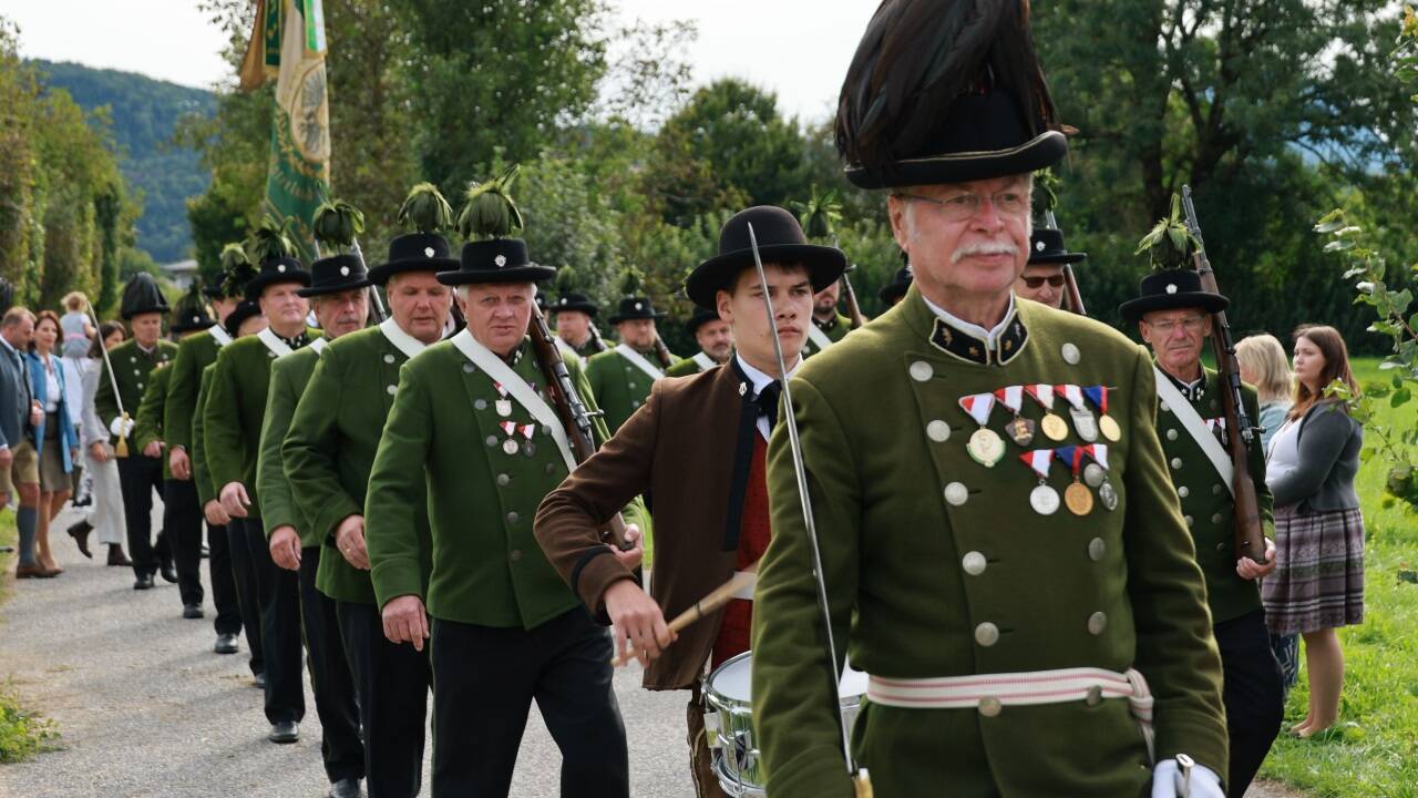Jubilierende Schützenkompanien zogen am Sonntag beim großen Festumzug durch den Ort. 
