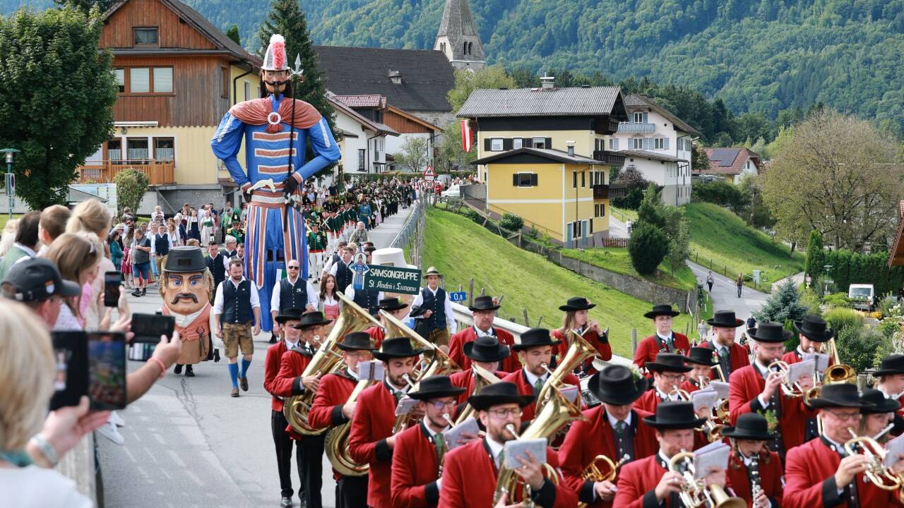 Viele Zaungäste wollten am Sonntag einen Schnappschuss erhaschen – nicht nur vom Samson und seinen Zwergen.  
