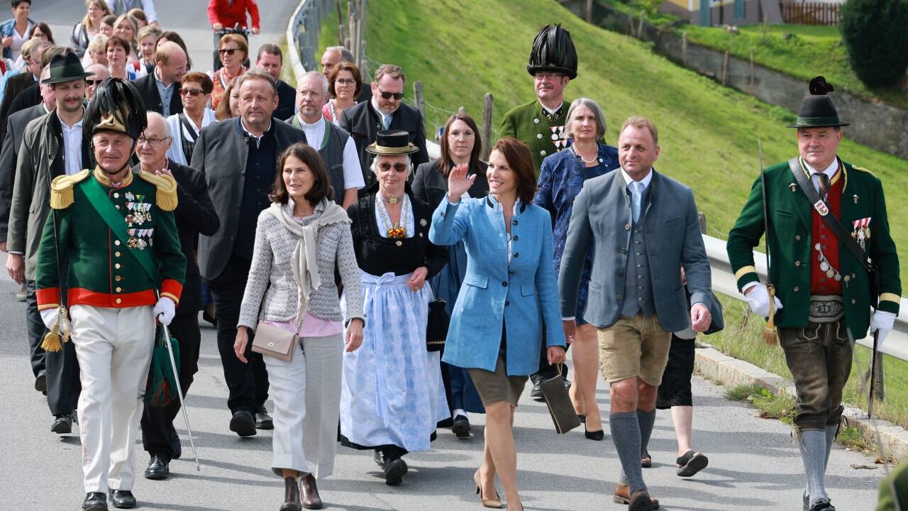 Der Festumzug durch den Ort ...  