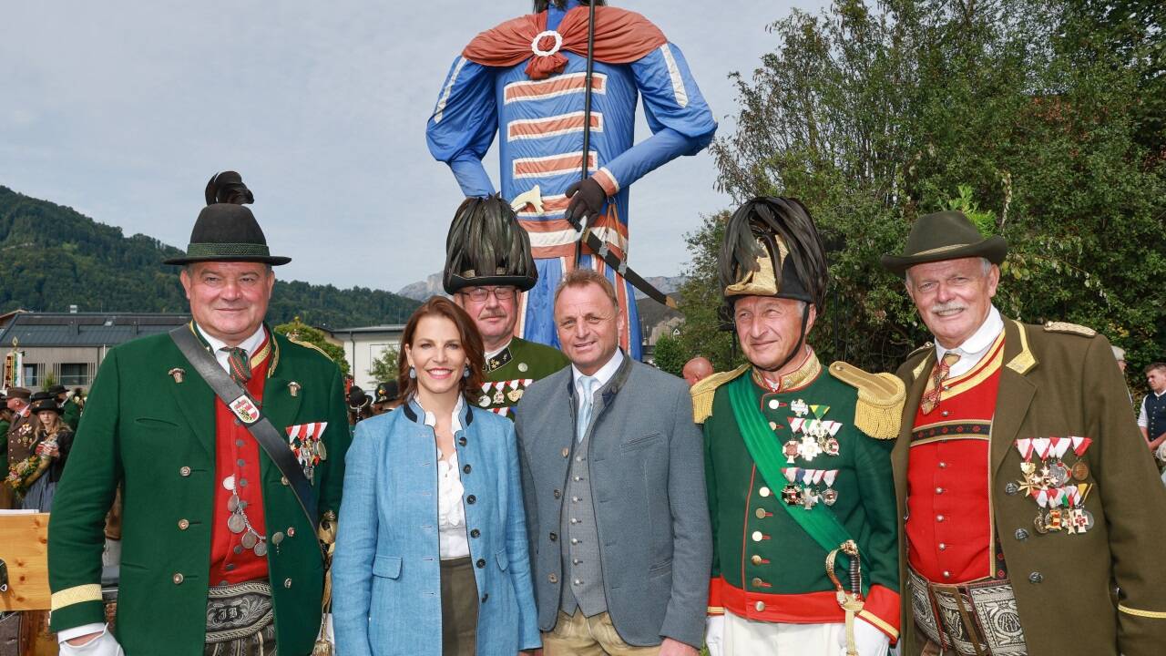 Schützenobrist Josef Braunwieser, LH Karoline Edtstadler, Schützenhauptmann Herbert Wallmann, Bgm. Alexander Sartori sowie die Schützenobrist-Stellvertreter Albert Planitzer und Anton Kaufmann. 