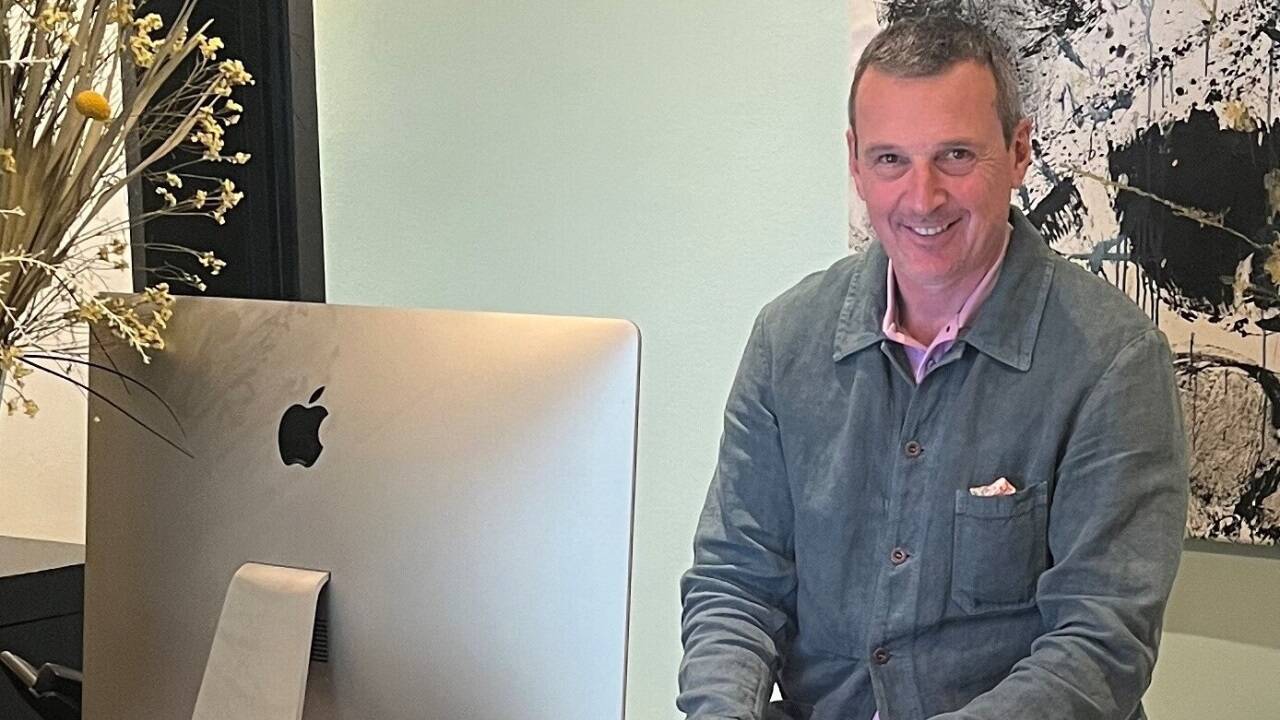Roland Ballner in seinem Hotel „Cortisen“ am Wolfgangsee: „Bitte und Danke sind Worte, die auch im 21. Jahrhundert noch ihre Gültigkeit haben sollten.“ Roland Ballner in seinem Hotel „Cortisen“ am Wolfgangsee: „Bitte und Danke sind Worte, die auch im 21. Jahrhundert noch ihre Gültigkeit haben sollten.“