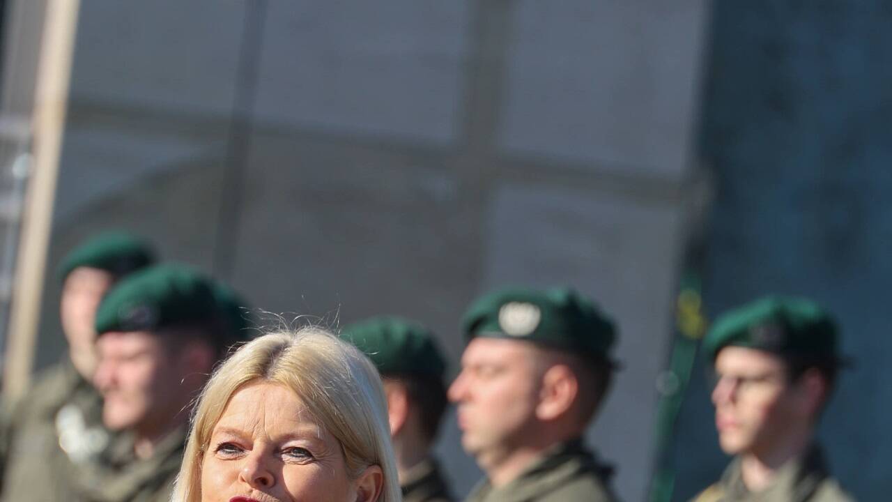 Verteidigungsminister-Tanner-lie-zum-Bundesheer-Geburtstag-dichten
