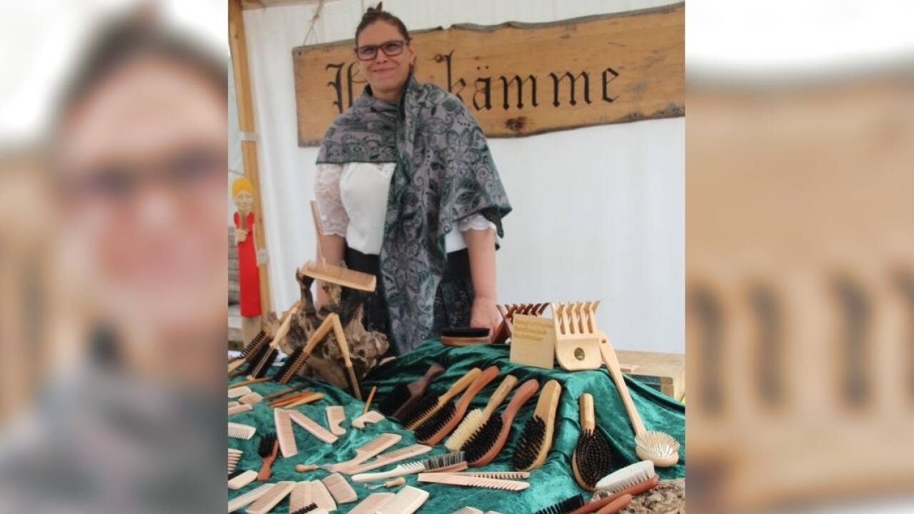 Barbara Tochtermann präsentierte selbst gefertigte Holz- und Hornkämme sowie Naturbürsten &Ouml; <br /><br /> 