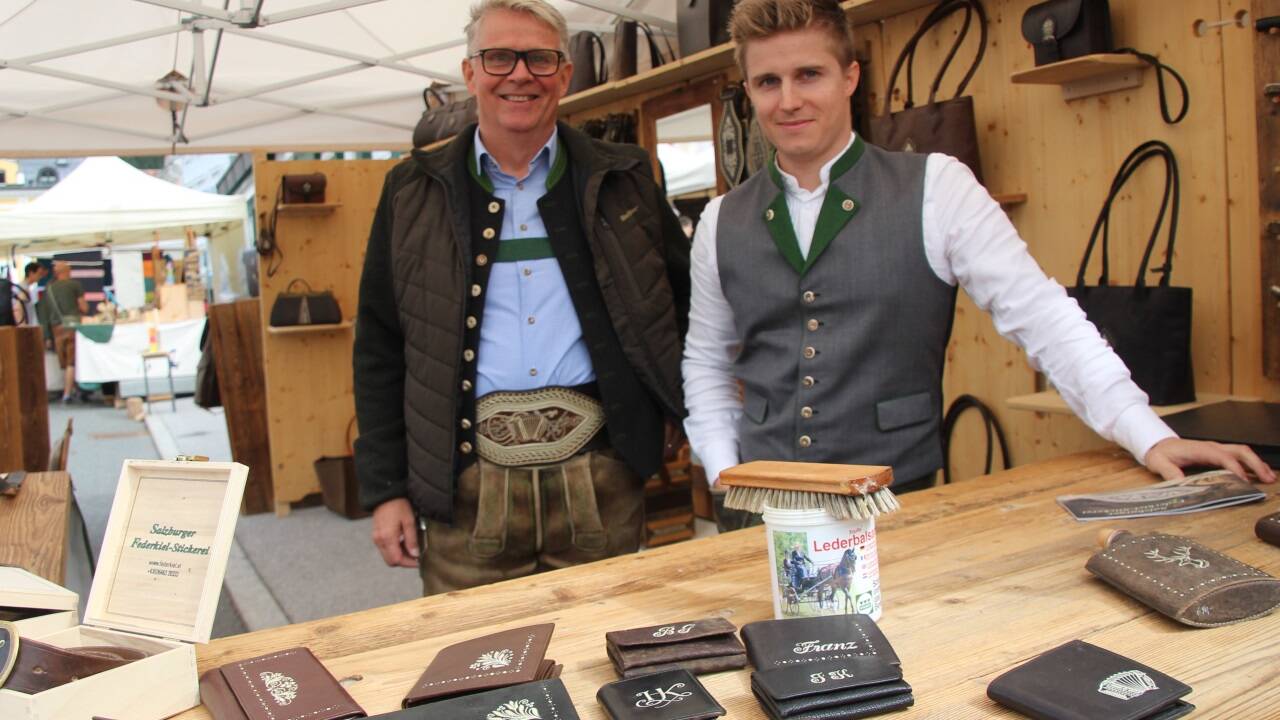 Stolz auf ihr Handwerk: Die Familie Klieber (Salzburger Federkiel-Stickerei aus St. Martin am Tennengebirge) präsentierte ihre Produkte.  