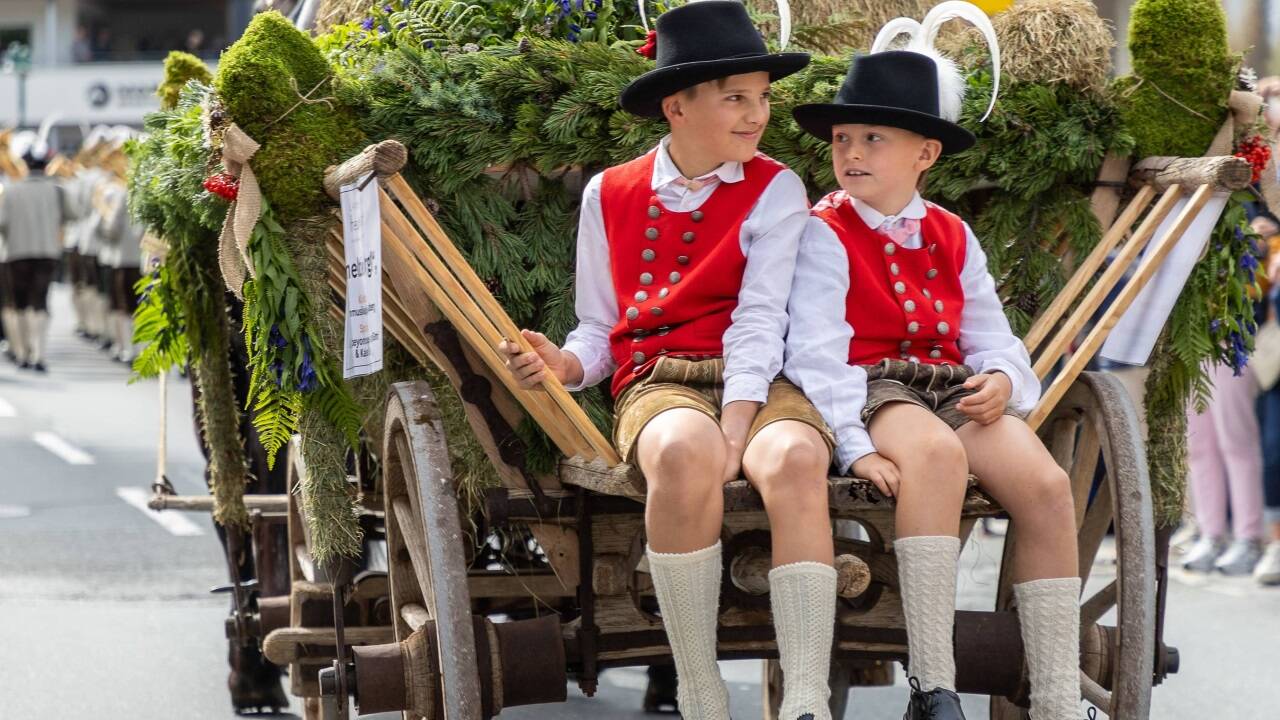 Die Trachtenmusikkapelle Annaberg führte den Zug mit Murmeltier Irgi an. 