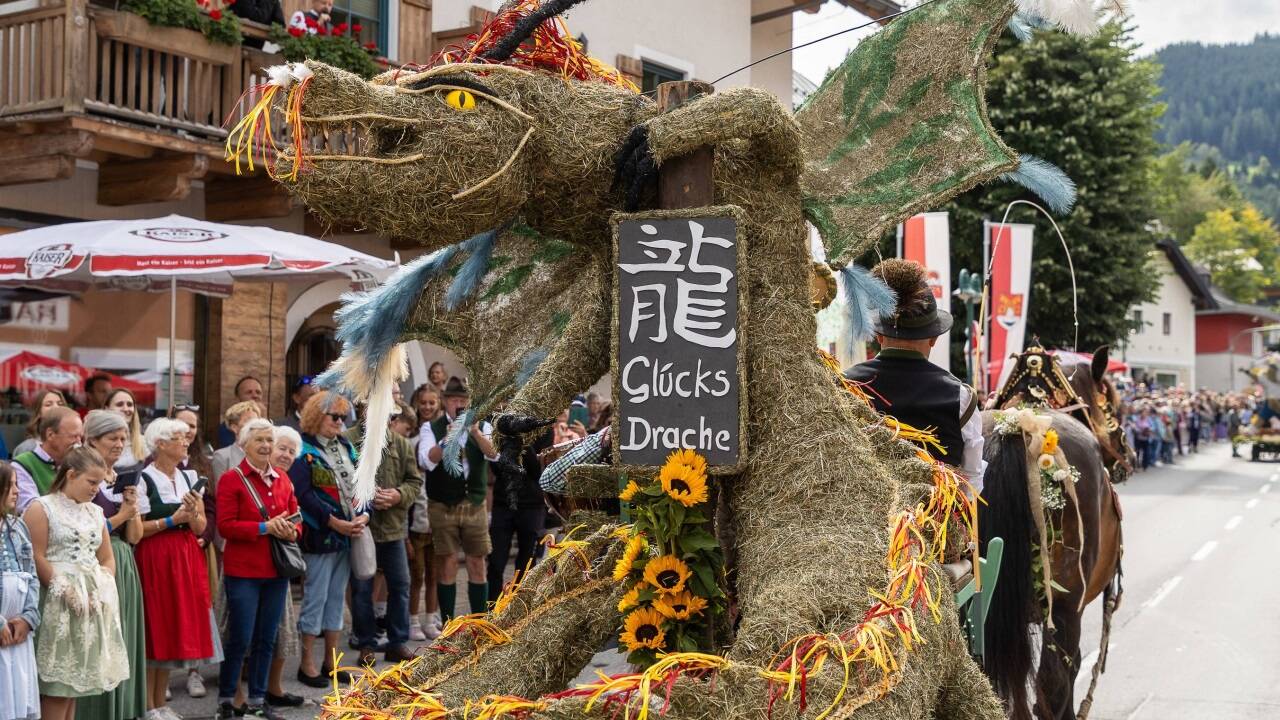 Einen Glücksdrachen präsentierte der Tourismusverband St. Martin am Tennengebirge, wo das Heuartfestival 2026 stattfinden wird. 