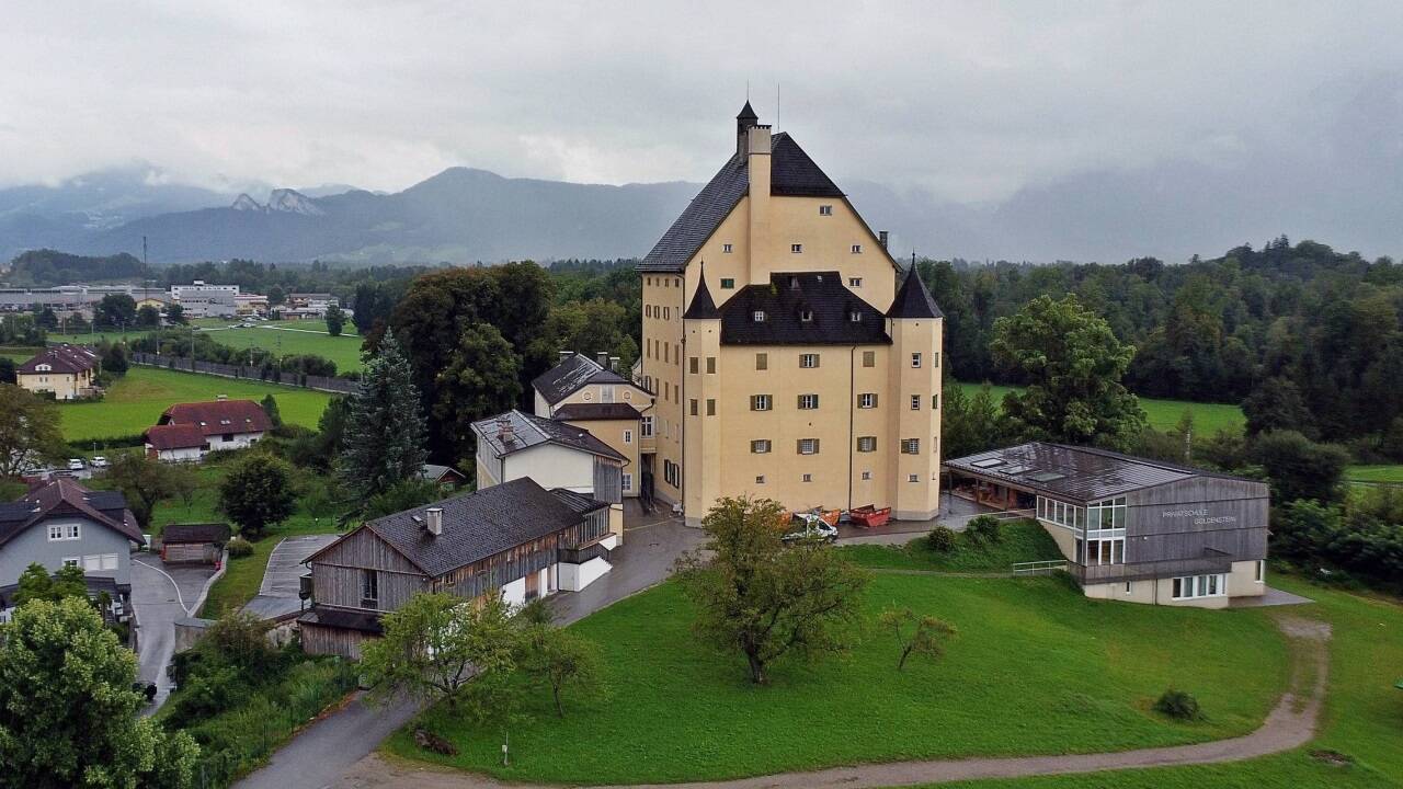 Das Schloss Goldenstein in Elsbethen.  