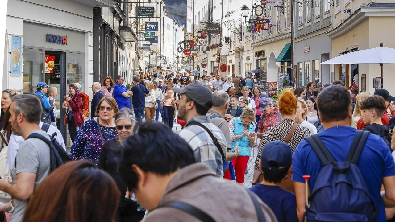 Die Salzburger Getreidegasse mit Mozarts Geburtshaus ist und bleibt in Touristenmagnet - wie dieses Foto von Ende Mai 2025 zeigt.  