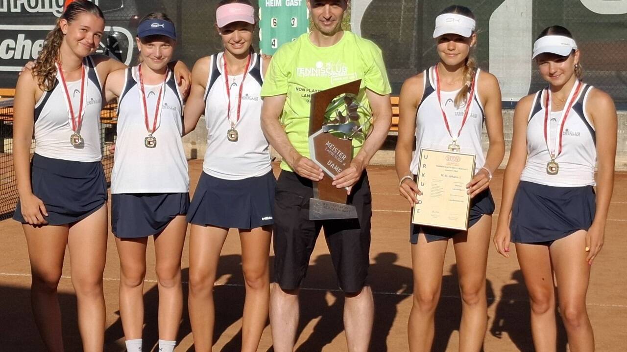 Spielen 2026 in der 2. Bundesliga: Johanna Schernthaner, Anna-Lena Demmelbauer, Paulina Schwaiger, Mannschaftsführer Hannes Schwaiger, Hannah Schwaiger, Carolina Steinlechner (v.l.). 