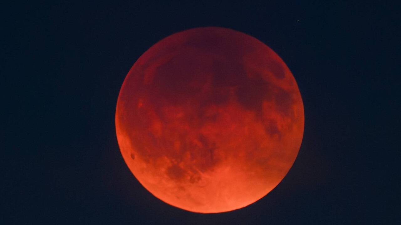 Um 20.15 Uhr war die totale Mondfinsternis auf der Sofienalpe in Wien zu sehen. 