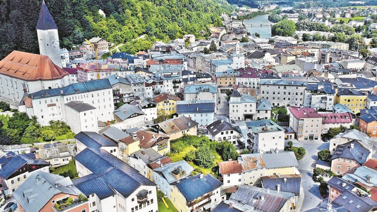 Die zweitgrößte Stadt des Landes Salzburg, Hallein, hat rund 21.000 Einwohner. Auch wenn sie einen österreichischen Pass haben, liegen ihre Wurzeln oft nicht in Österreich. Die zweitgrößte Stadt des Landes Salzburg, Hallein, hat rund 21.000 Einwohner. Auch wenn sie einen österreichischen Pass haben, liegen ihre Wurzeln oft nicht in Österreich.