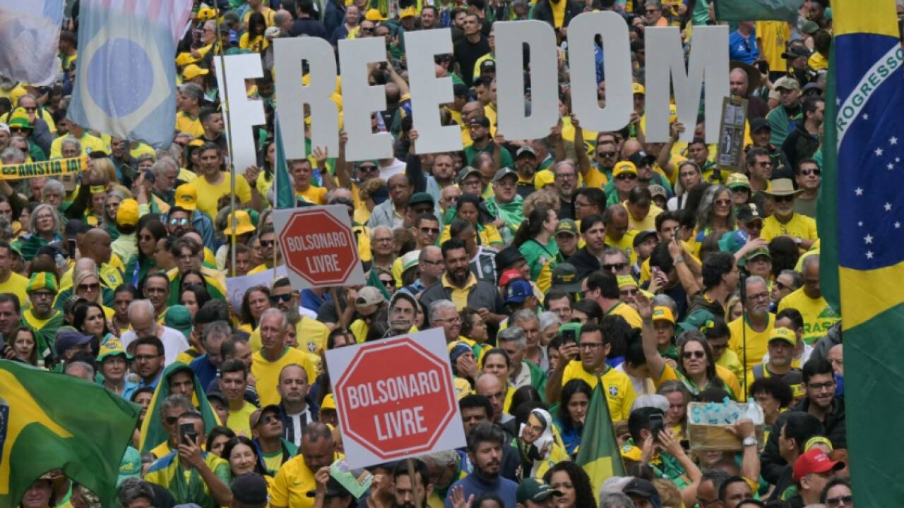 Menschen fordern Freiheit für Bolsonaro 