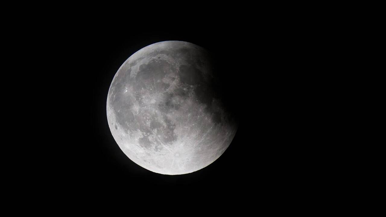 Blick auf den Mond von der Sofienalpe in Wien. 