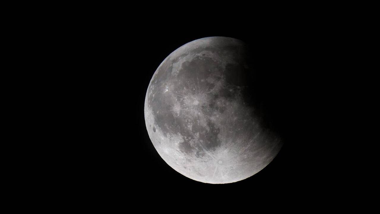 Blick auf den Mond von der Sofienalpe in Wien. 