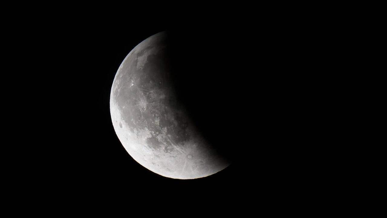 Blick auf den Mond von der Sofienalpe in Wien. 